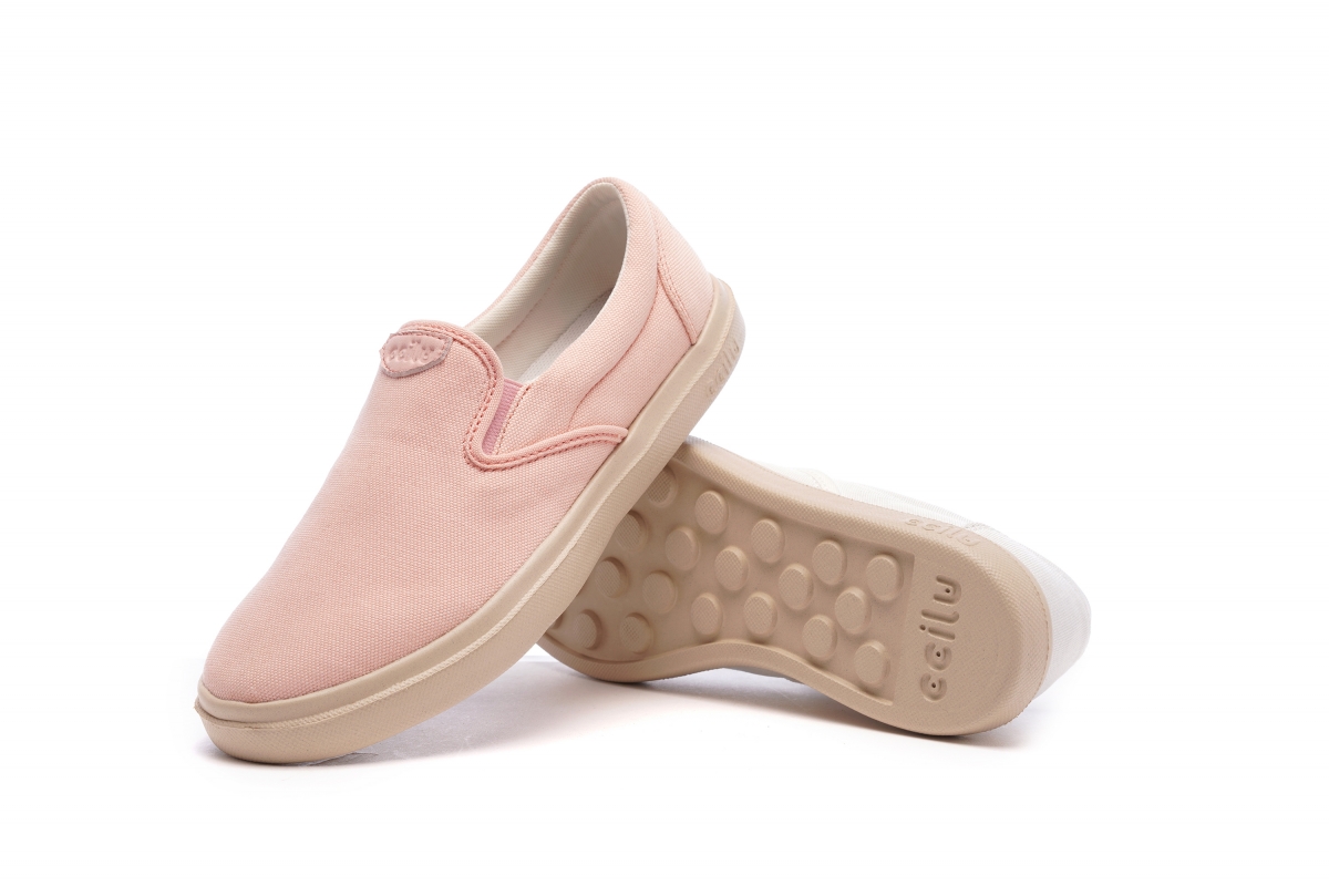 粉色控必买「奶昔粉」款式！柔嫩梦幻的颜色就像草莓慕丝瞬间让少女心喷发，穿起来秒让甜美少女感气质 UP。