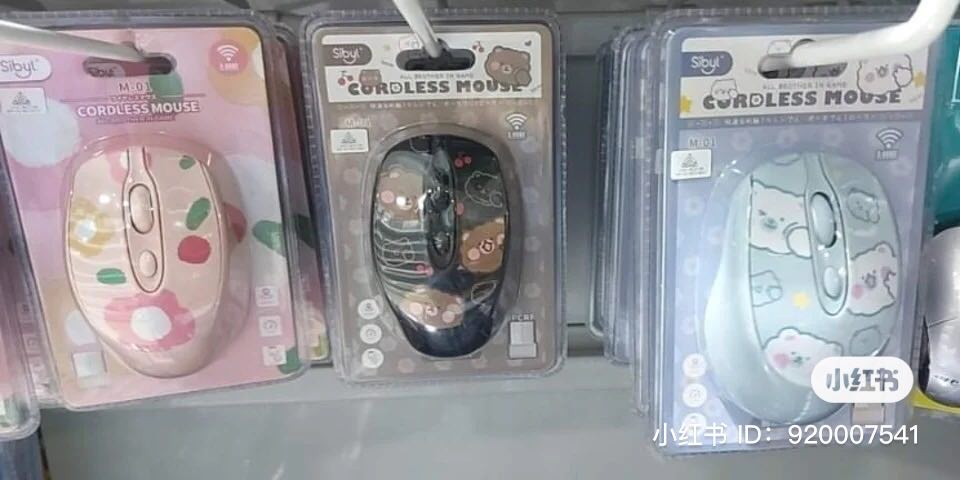 为了让大家都能打造效率 UP 工作环境，MR.DIY 现在除了耳机也有卖网络超 INS 风高颜值「键盘:滑鼠」！MR.DIY 无线蓝牙键盘和滑鼠都是门面担当，不只方便携带和收纳而且还能保证书桌的美观，让书桌颜值 UP UP UP 。