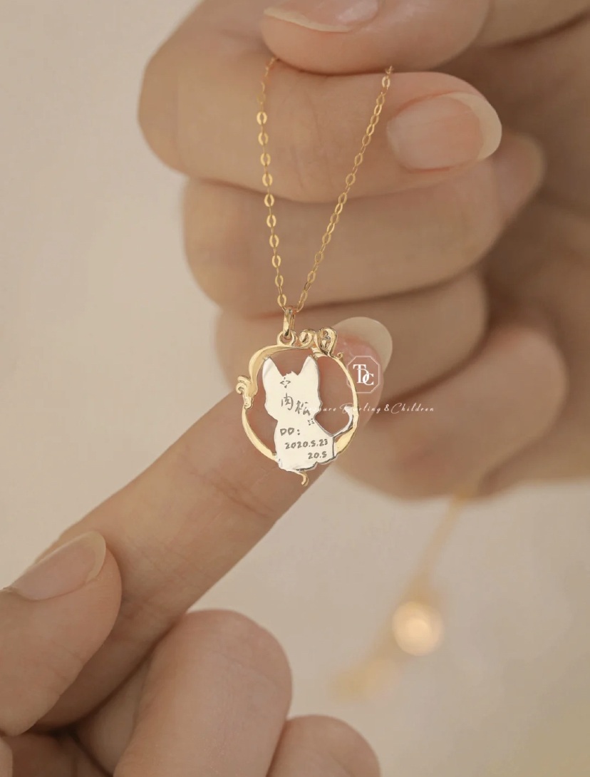 在背面可以刻印上纪念日、猫咪名字和小爪印等