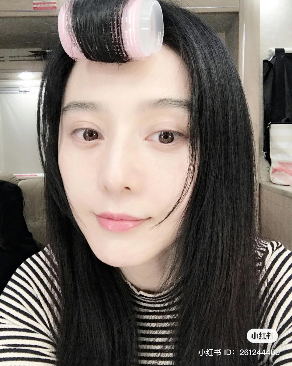 范冰冰也推荐自己在天气转凉后常喝的「红枣枸杞水」，同样可以泡着当水喝，超级养生又补气血，肌肤白里透红。她的做法很简单，早上出门前往保温瓶里放入2～3颗去了核的红枣，以及10颗枸杞。如果体质容易手脚冰冷、受不住冷天气的话，可以加入一点姜片暖暖身。