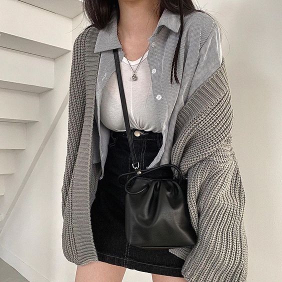 在完成额整体搭配以后,可以借助一些小配饰来提亮穿搭风格,像是有绑头发可以搭配好看的发饰