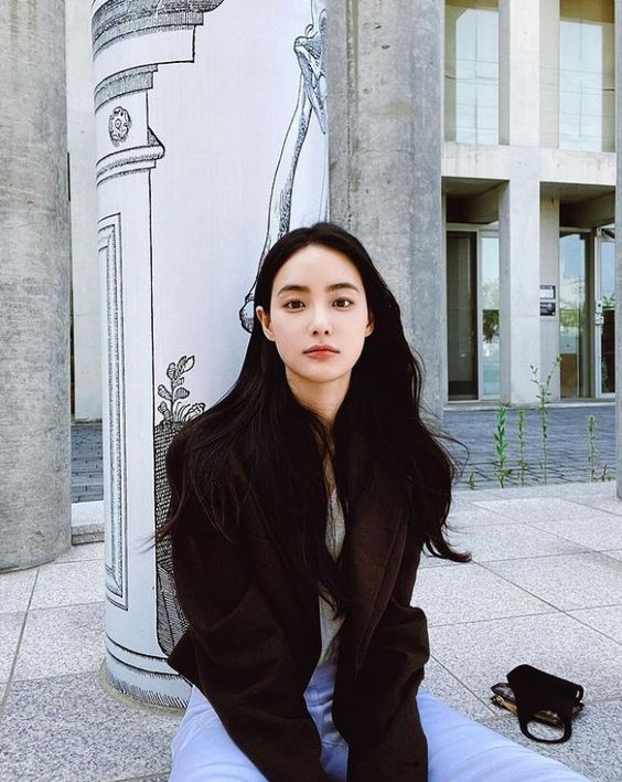 中庭比较长的话,就缩短中庭比例;五官锐角偏多的话,化妆时要让脸型及妆容看起来更柔和