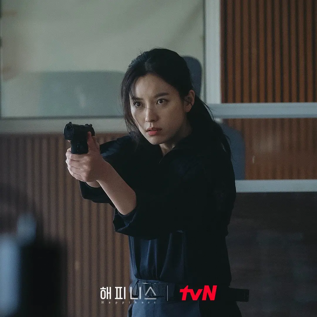 韩孝周饰演警察特工队战术要员之一的“尹新春”