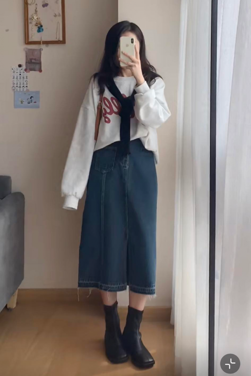 卫衣+牛仔长裙穿搭为基础,将卫衣一角塞进裙子里,配上简约设计腰带和小披肩搭出层次感。