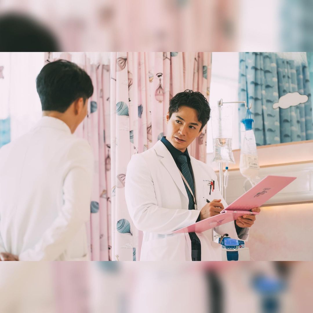 正当大家都在把关注点放在主演们的身上~小编无意间被「罗仲谦(罗子溢)」演技给圈粉,甚至比主演更抢戏!罗子溢当年凭着帅气的外表爆火,但说到代表作品却寥寥无几~印象最深刻的可能就是《飞虎》,大家都对 “筋肉男”设定印象特别深刻。