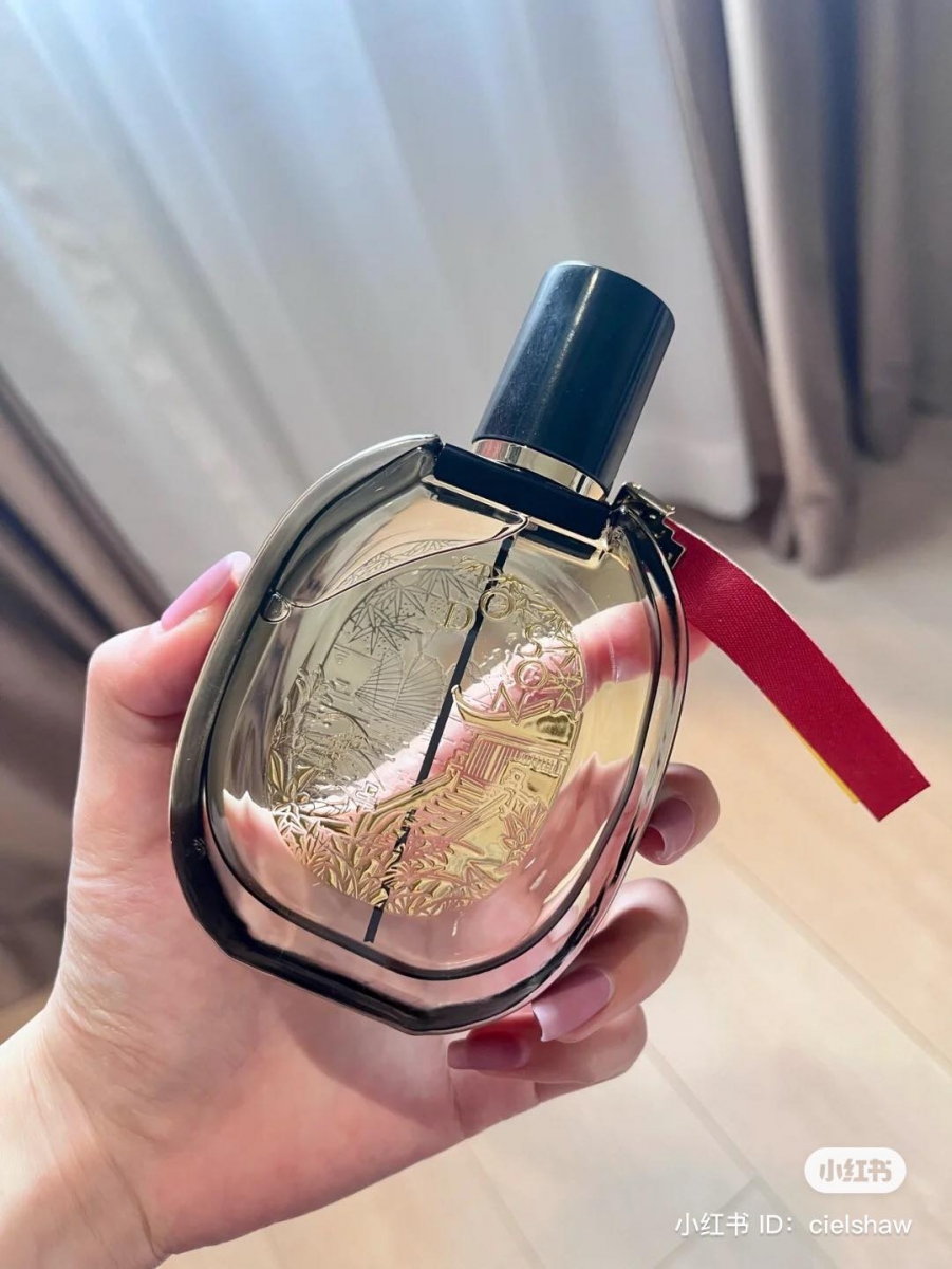 杜桑限定版香味刚喷出来是十足清新的橙花为基调,玫瑰则为杜桑的女人做了十足的女人味铺垫