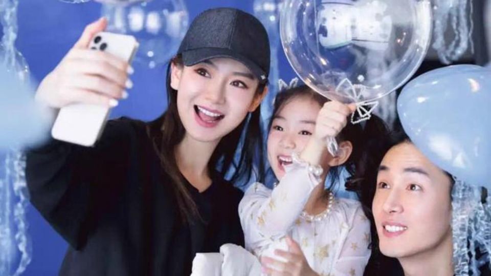 李承铉退出幕前工作、回归家庭照顾小孩的背后原因,其实非常暖心!他坦言自己愿意当全职奶爸、家庭主夫,并非不想努力工作,而是因为心疼老婆戚薇,不想她为了照顾家庭,错过了本就很短的女明星发展黄金时期。