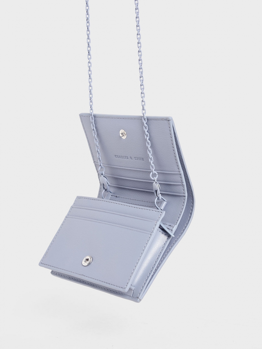 一上市就被抢光的小 CK 链带钱包,披上了天空蓝的疗愈色彩瞬间暴击少女心,加上雾面感色系的呼应式颜色,谁背在身上都能散发清爽魅力。