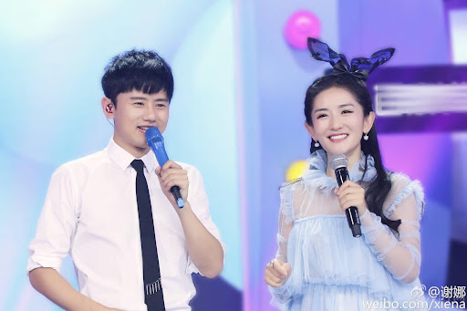 被主持人问到「你觉得现在的老婆是你当年的理想型吗」?张杰的回答竟然是「不是」!张杰在节目中曾自曝谢娜不是心中的理想型,张杰以前心中对另一半的想象是一个「长发女孩」,看上去比较斯文、温柔的类型。