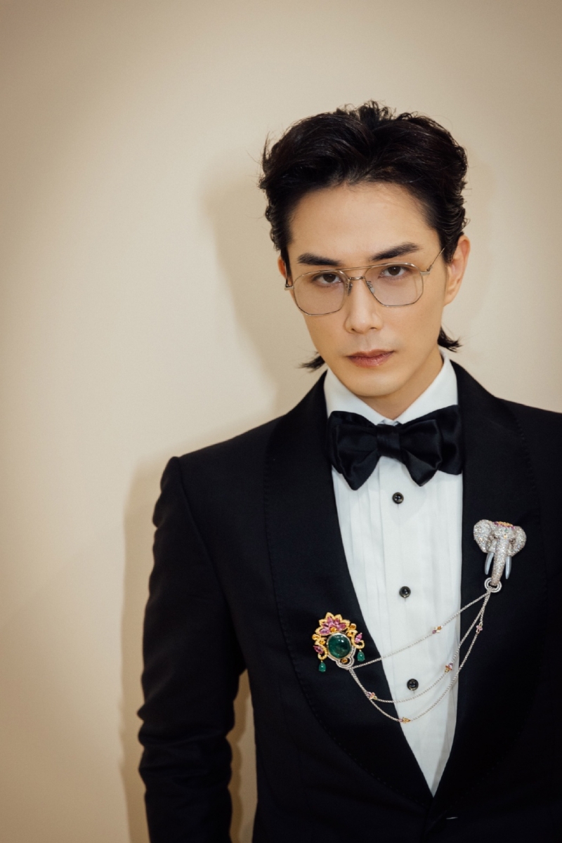 李承铉曾披露自己认定戚薇是Mrs Right的关键原因:「我喜欢她(戚薇)的宽容、霸气,还有她平时的样子和照顾周围人的样子,很真实、很直接...没有假装的成分,这是最吸引我的部分」。