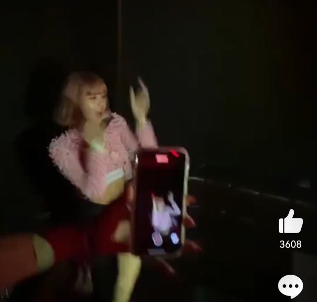 LISA 顶着一头刚新染的「桃粉」色发型,穿着粉色衣服的她,随着音乐的旋律摆动,现场的人也把聚光灯打在她身上,气氛非常 HIGH 她也成为全场焦点。