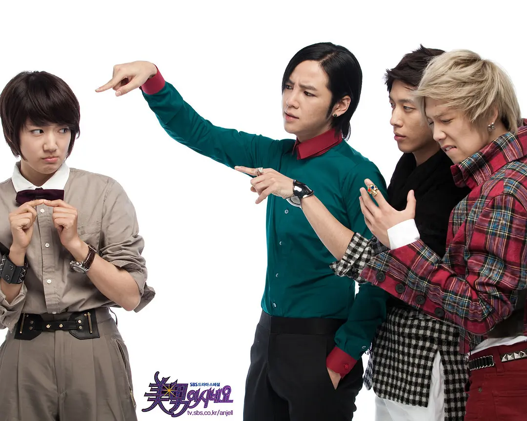 朴信惠搭档张根硕、李洪基、郑容和合作演出经典韩剧《原来是美男》，朴信惠在剧中一人分饰双胞胎兄妹以女扮男装成为偶像组合的一员，围绕韩国音乐圈展开的故事展现偶像组合的成长过程、感情经历以及他们的困惑和烦恼，她也凭此剧获2009年韩国《SBS演技大赏》“新人赏”。