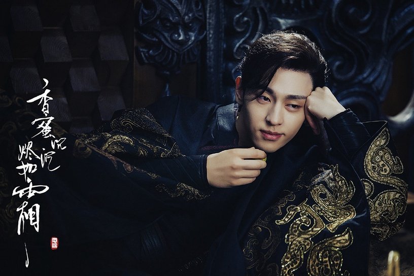 邓伦天生长着一副美男子的长相，清秀五官加上他那一双标志性的单眼皮凤眼，穿起古装来挺仙气迷人，一袭黑衣扮相登场笑起来的模样也好有魅力！