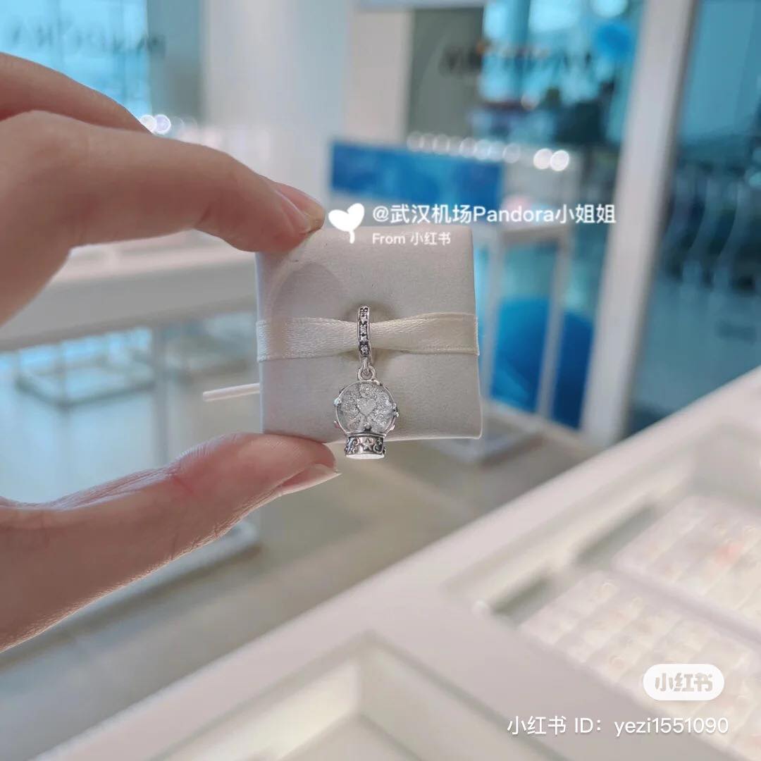 说到圣诞节最具代表性的东西除了圣诞树、糜花鹿、圣诞老人、星星,当然也少不了「水晶球」!PANDORA 在这个充满浪漫日子里也出其不意新推「圣诞水晶球」来抢钱