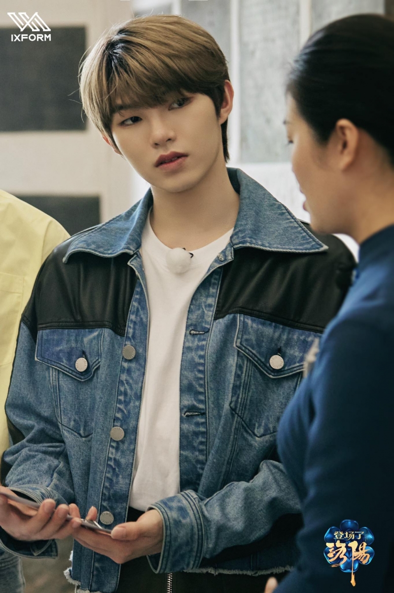 「利用队长身份更改队员part,没有担当起队长该负的责任、不尊重范围、肆意更改舞蹈动作」,「利用队长身份“霸凌队友”」等诸如此类针对刘隽的评论频频洗版微博,带动舆论抨击他不配当队长,提出「刘隽辞掉队长 / MV重录二选一」诉求。