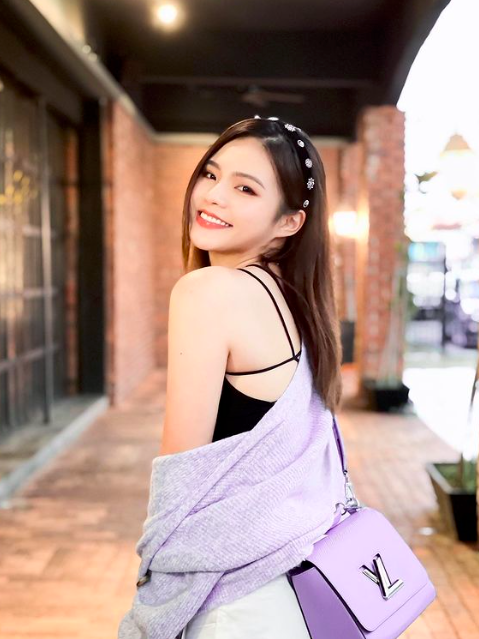 碰姐表示:「我也知道,我自己不完美,但是我们一定要被人类所定义的这些“美”而被框架柱?」