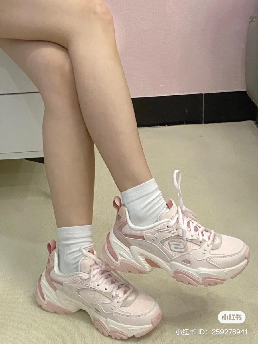 鞋带、鞋舌以及鞋后方也跟着呼应式的色彩做出混搭,让整双鞋看次来极具丰富有层次