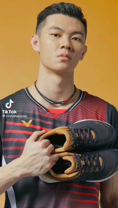 纵使世界排名有在上升中,但部分大马网民似乎对他好感没有大幅度提升。最近,「李梓嘉」食指指着脑袋动作更是被网翻出挨轰「不尊敬对手」、「太串」、「为什么他挑衅对手」等负面言论。