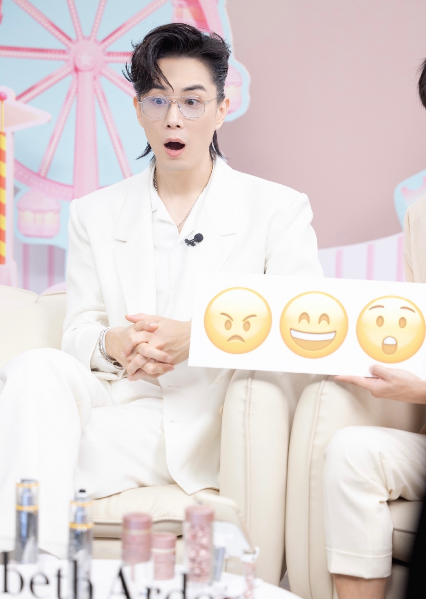 李承铉通过《披荆斩棘的哥哥》人气再创新高峰!接连拿下了多项大牌美妆护肤、生活用品、家电代言,如VT Cosmetics、Tom Ford香水、先后官宣出任Charlotte Tilbury眼妆大使和Elizabeth Arden伊丽莎白雅顿品牌大使等,堪称《披荆斩棘的哥哥》最强业配王!