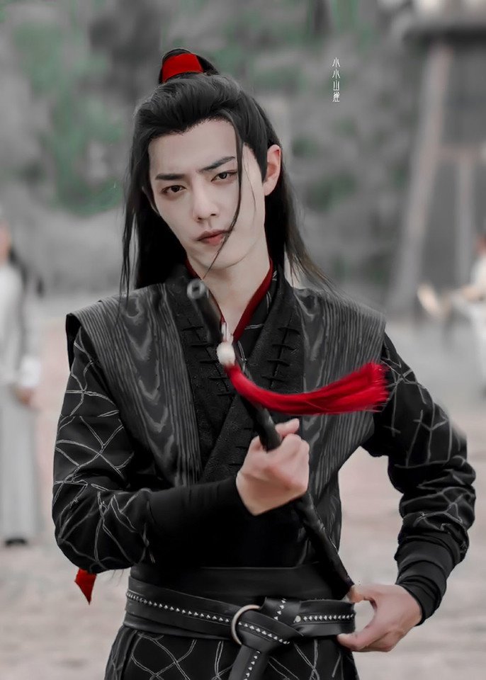 他的演技非常到位之余，就连颜值也超养眼。端庄秀气的五官留着长发毫无违和感，而且还非常俊朗帅气，特别是黑化后疯狂地邪魅微笑瞬间俘获少女心。