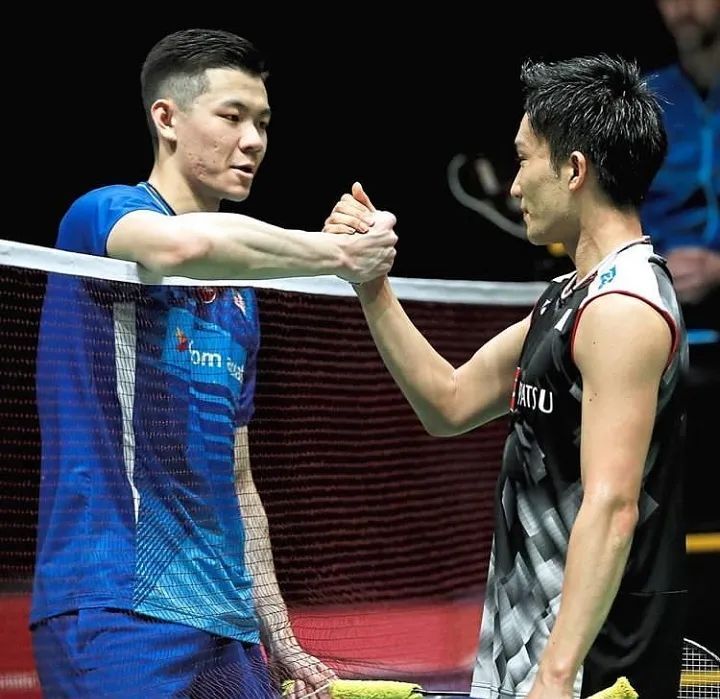 自从李梓嘉在苏迪曼杯连续拿下两年胜，把交手纪录改写成 2 胜 7 负让大马人再次尝到全英赛冠军的滋味后，桃李大战也成为体坛的热门话题。两人在战场上虽然都是敌人，但私下的关系却非常友好。