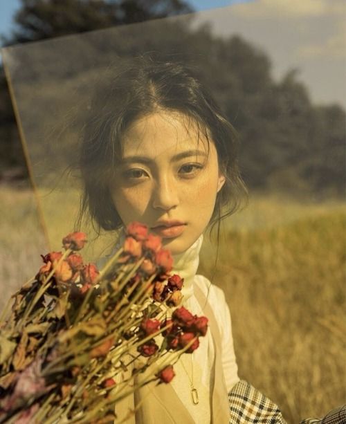 相比起独自躲起来调节情绪，更建议你勇敢踏出第一步，去寻求专业心理治疗师的帮助；正视微笑忧郁症以及负面情绪的本质，才更能够学习如何和它和解及共处、如何坦然拥抱不完美的自己。