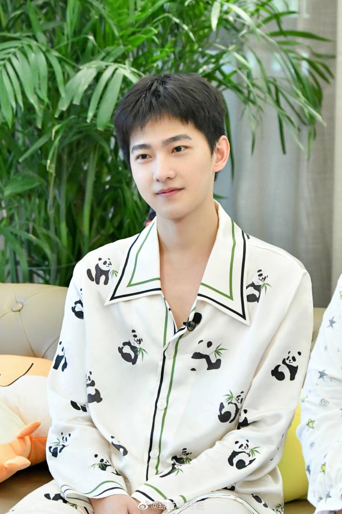 高清镜头下的杨洋皮肤好、整个人精气神MAX!