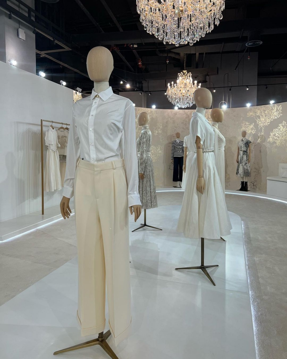 DIOR CAFE 快闪咖啡厅展期只限 5 天,据说目前为止电话预约已经是高朋满桌的状态。若你也和小编一样很遗憾未能赶上末班车,没关系~我们可以借“图”消愁!