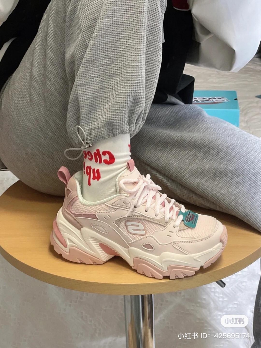 只可惜目前大马还没上市~喜欢的朋友不妨可以搭配淘宝 Skechers 旗舰店看看是否已上架哟!❤️