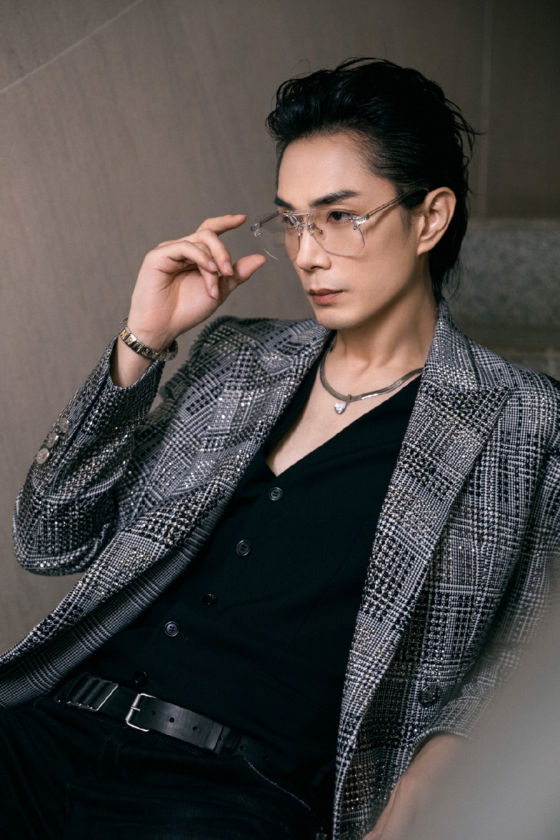 在《我家小两口》节目中,大张伟问李承铉:「你家房子,写戚薇名字了吗?」,他不假思索回应道:「结婚一个月内我就把戚薇的名字写上去了」,原因曝光后让网友大赞:人类高质量老公!