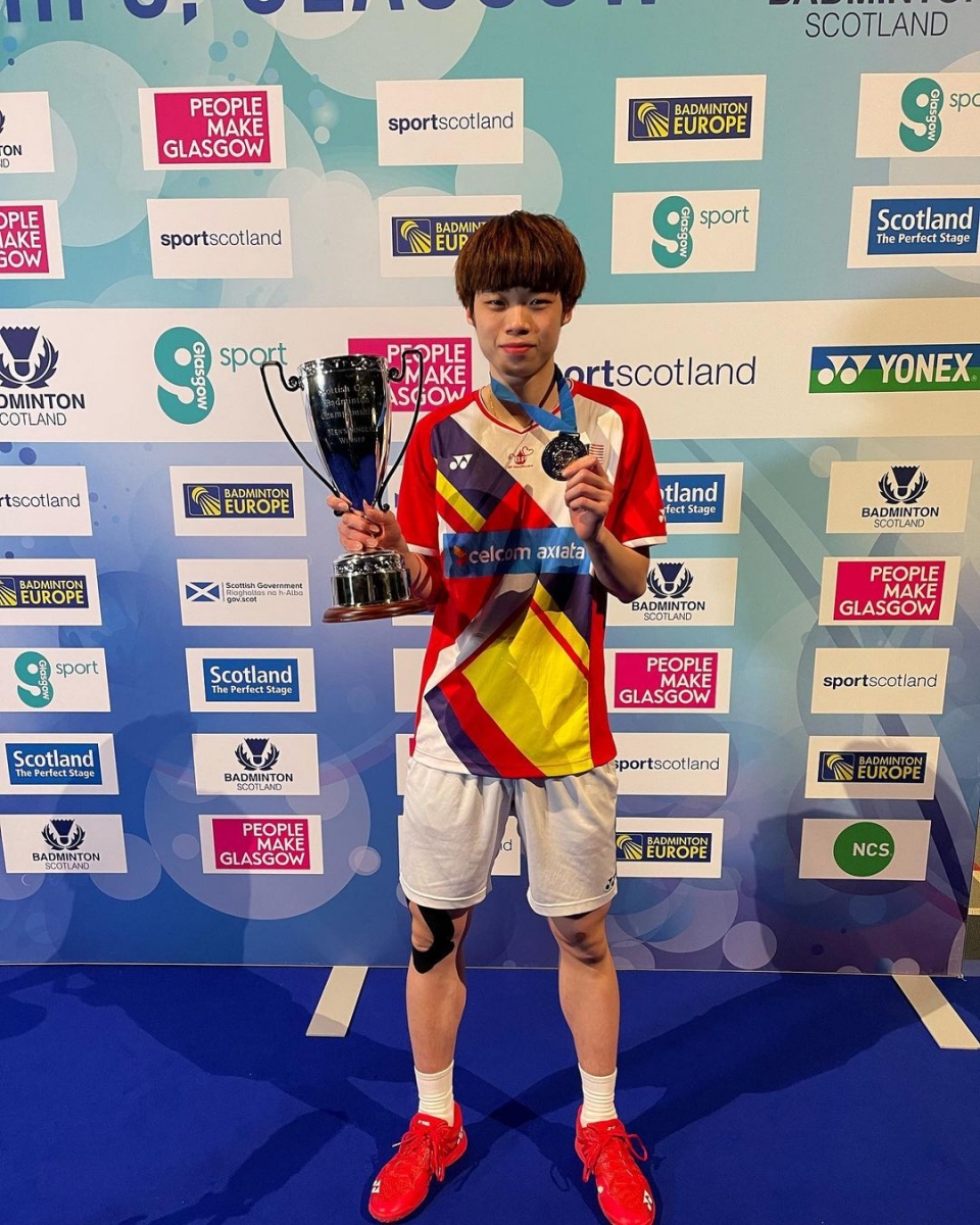 马来西亚男单好手「黄智勇」在昨晚的「苏格兰国际挑战赛」和来自马来西亚自由人「宋俊伟」展开内部斗争。经过了 50 分钟的较量后,黄智勇以 21-18、21-14 亮眼成绩拿下对手夺下冠军。