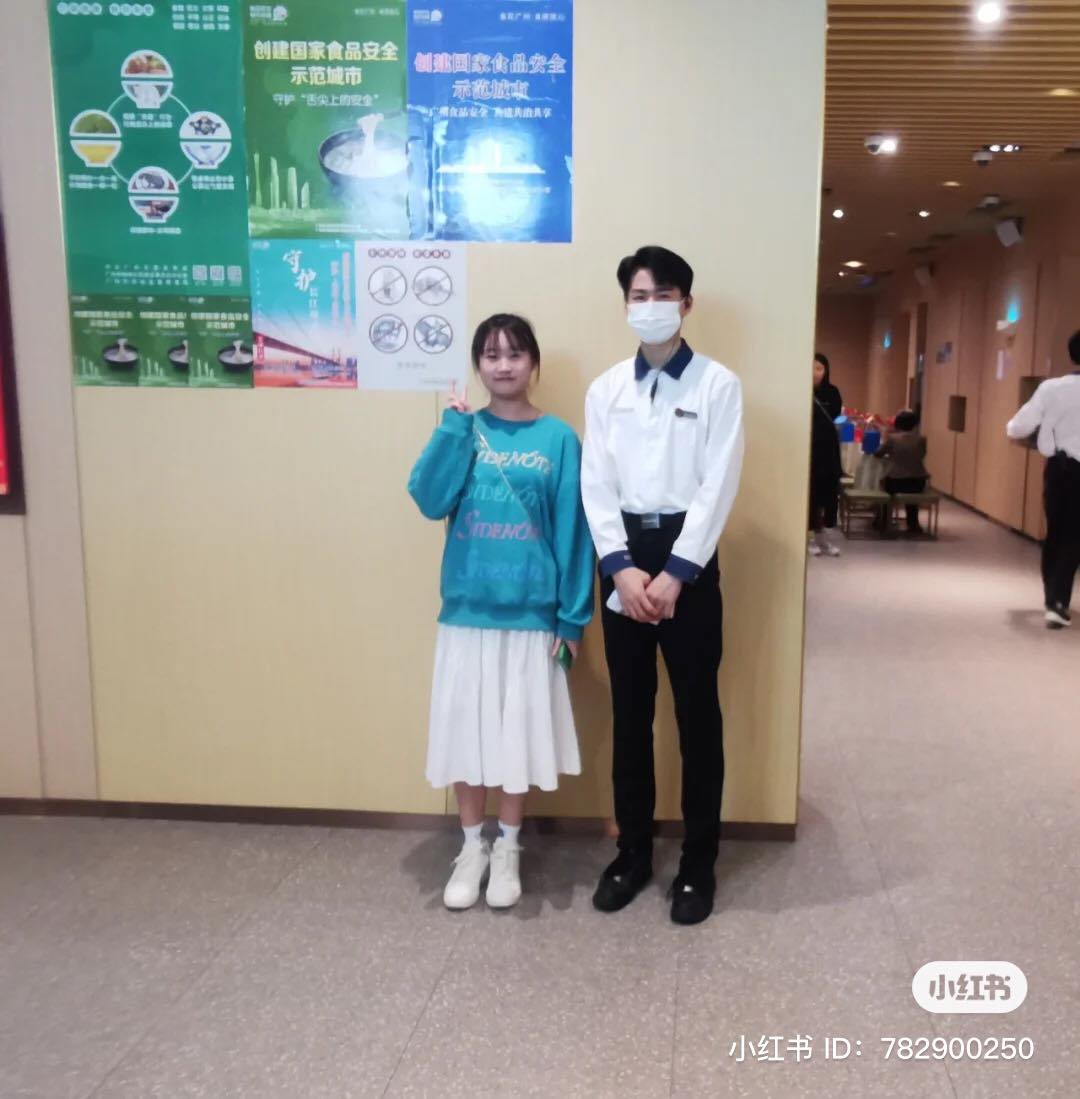 这位博主到了最后也澄清和他合完影后才知道原来他有女朋友了,瞬间听到心碎的声音。不过博主勇敢追爱的举动,真的太帅了不管结果如何最重要过程不会让你留下遗憾那就足矣。