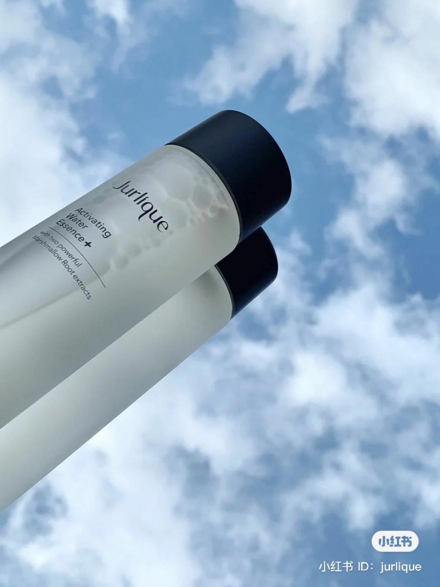 Jurlique Activating Water Essence+ 本季迎来Plus版升级配方,主打维稳肌肤屏障、赋活唤醒肌肤活力,开启它的吸收力让保湿和后续保养更有感!