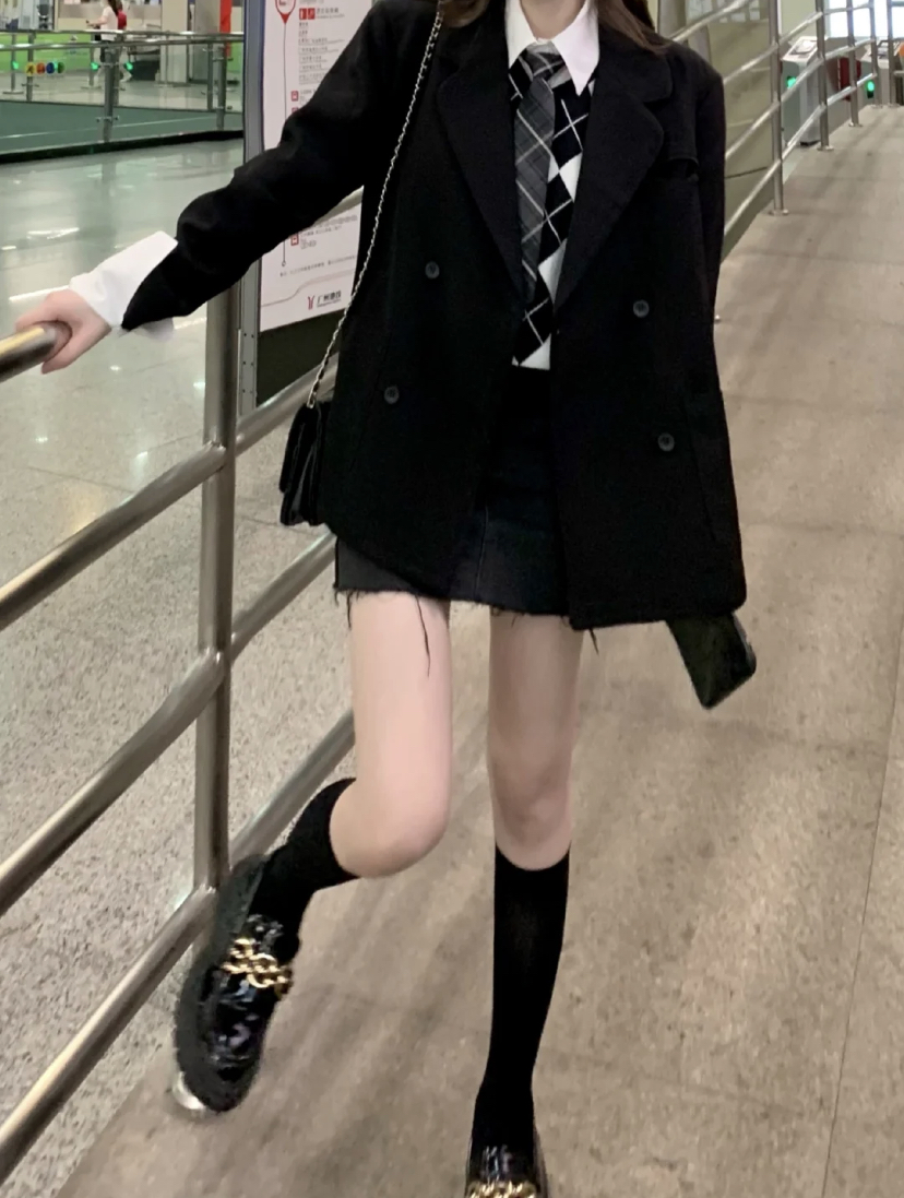 同时也是韩国女团最近超流行的穿搭,选择棕色或灰色系的西装外套,会更显高级又百搭哦!