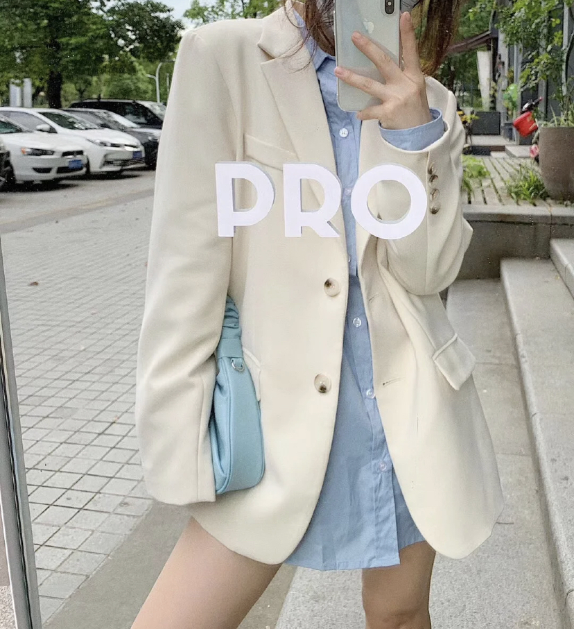 带有些男友风的简约穿搭,选择比较宽松的一件衬衫做内搭,再搭配西装外套随性又时尚