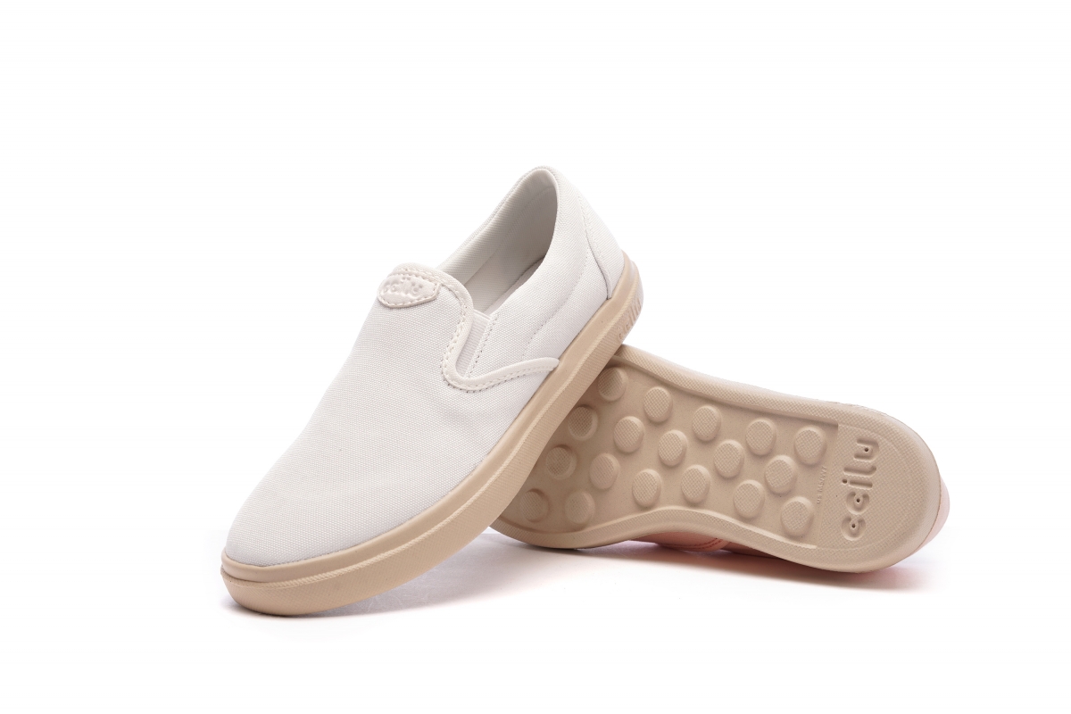 追求简约又富有知性美的女孩可以入手「奶泡白」款式。百搭规律，穿在脚上特别显明亮，纯净典雅的女孩气质轻松 GET ！