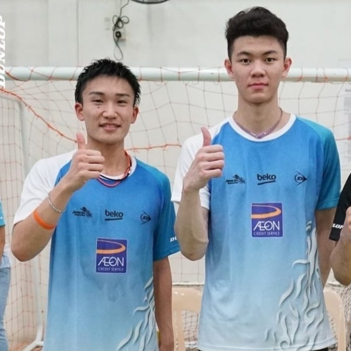 Momota 和 李梓嘉早先年前「联手出战双打」视频曝光后掀起不少热议。没想到羽坛当下超火的风云人物居然会同框一起打球，而且还是双打的项目，真是让人惊喜连连，大饱眼福。