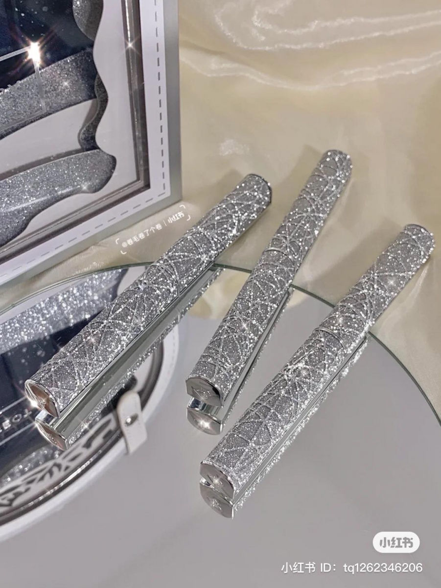 完美日记2021圣诞限定许愿星系列,为原本就精美至极的「小细跟口红」外观添增Bling Bling超闪耀设计。