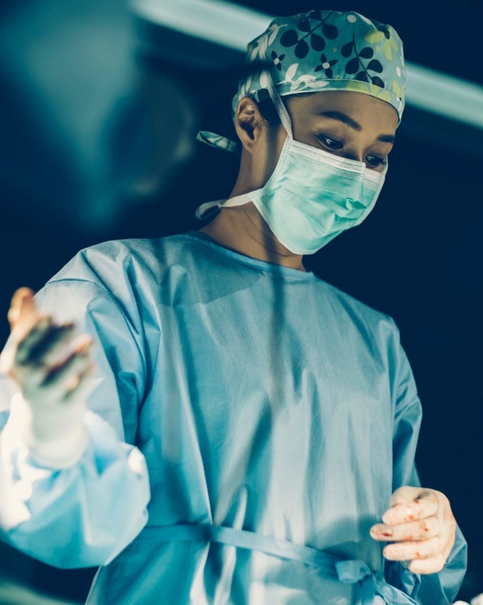 站在手术台上钟嘉欣显得十分冷静专业