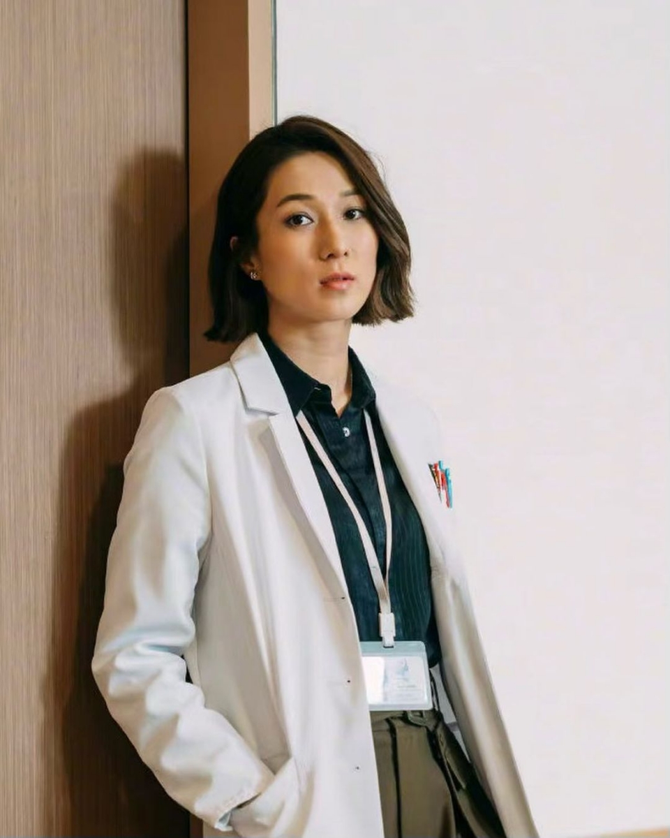 观众隔着屏幕都能感受到她的无助和无奈,深刻体会到作为一个医生不易的地方。钟嘉欣经过了一个人的独处冷静思考后,终于想到救活睿睿的关键所在,最后也重新把徘徊在死神面前的睿睿救回上来,场面令人为之动容。