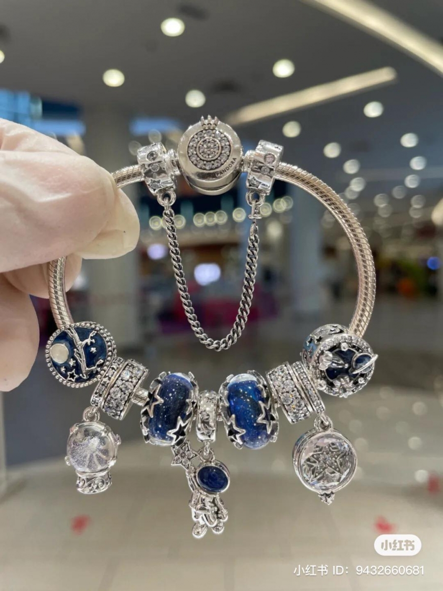 拥有 PANDORA「圣诞水晶球」收藏的不只是浪漫的艺术品,也有收藏的美好浪漫回忆。赶紧趁圣诞节入手一个,据说这颗梦幻水晶球在大马也买到啦~价格 RM300 ++ ~