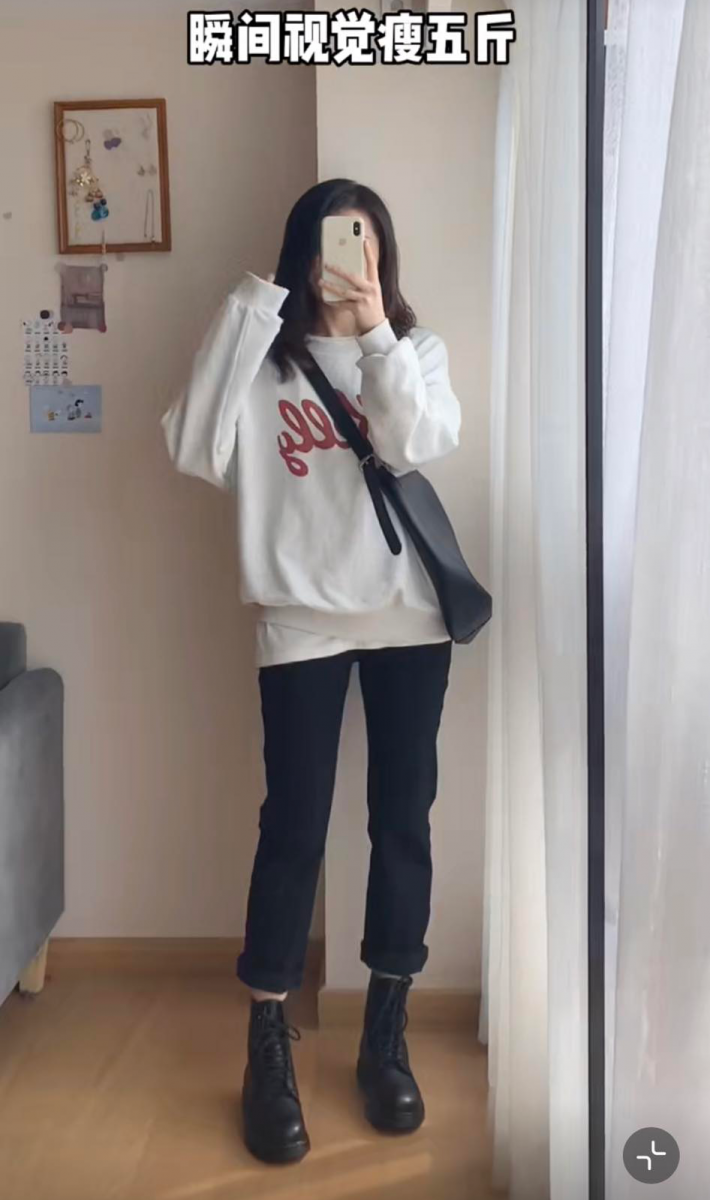 素色普通卫衣内搭一件白T,再配一件基础款黑色直筒裤/Leggings,简约大方又有时髦感,超显瘦!