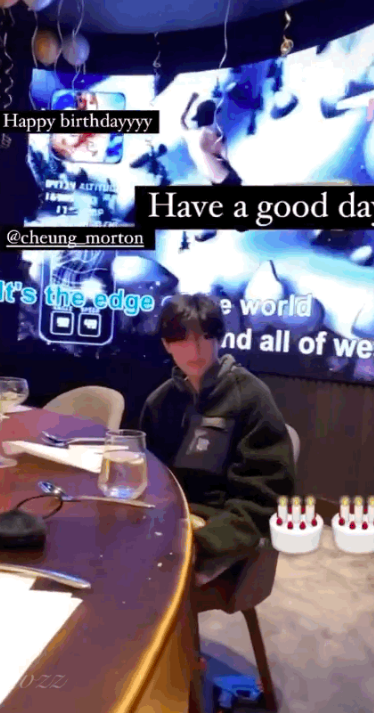 身材高挑整个人走出来就自带星光灿灿的明星气质。就连他切蛋糕的行为举止都弥漫着绅士优雅的气息,很有老爸「张智霖」既视感。