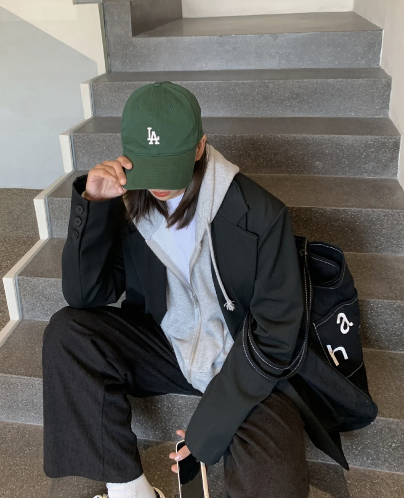 韩国女生最近特别流行运动风的穿搭,正式的西装外套搭配卫衣的穿法特别有风格