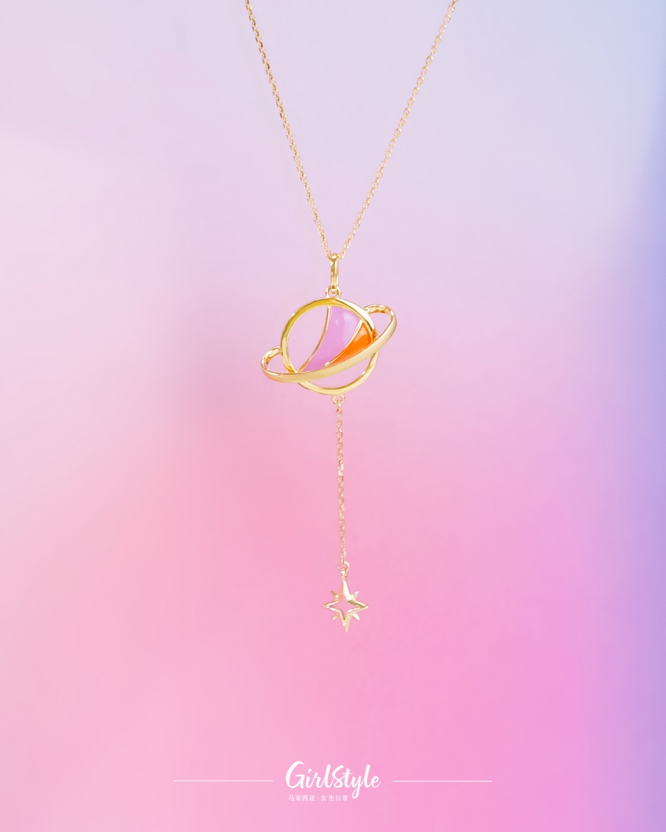 # 梦幻星球饰品推荐 1 ：周大福18K 750黄色黄金项链连吊坠 – 「A’more 星繫」系列 E126785