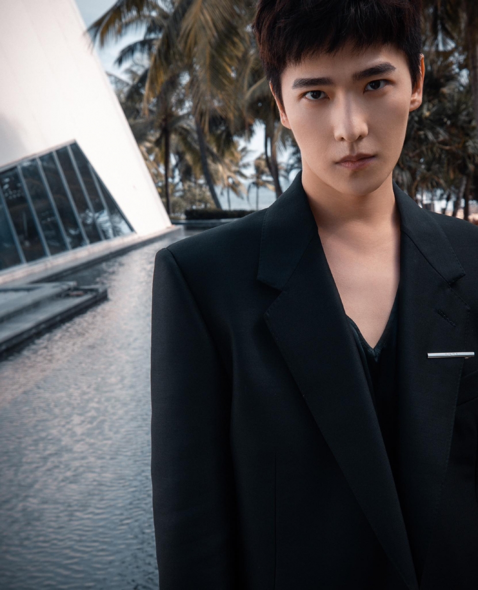 本次杨洋一身全黑西装造型走红毯，是行走的荷尔蒙无误！