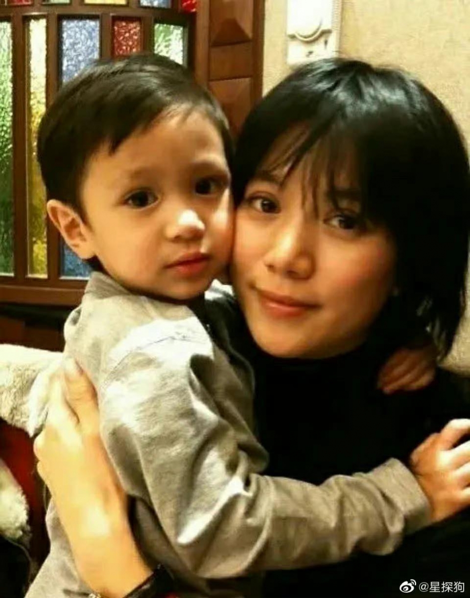 年前袁咏仪为儿子魔童庆生时,曝光了给他取名「张慕童」的原因。