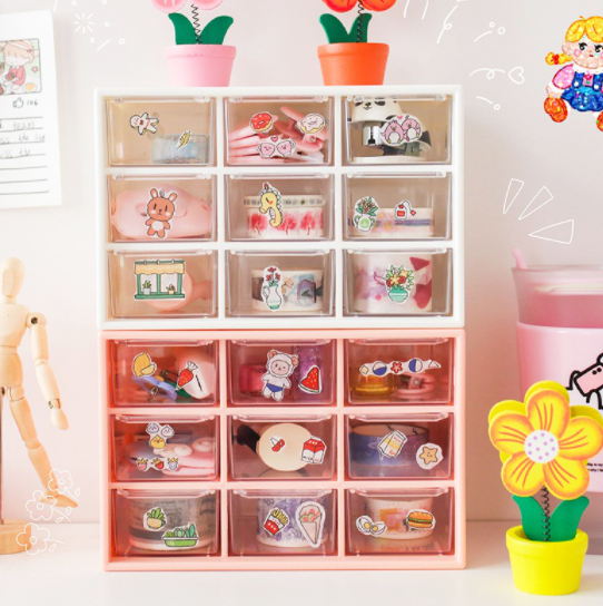 推荐大家可以贴上可爱贴纸,给原本素色的收纳盒当装饰,瞬间可爱度爆棚!