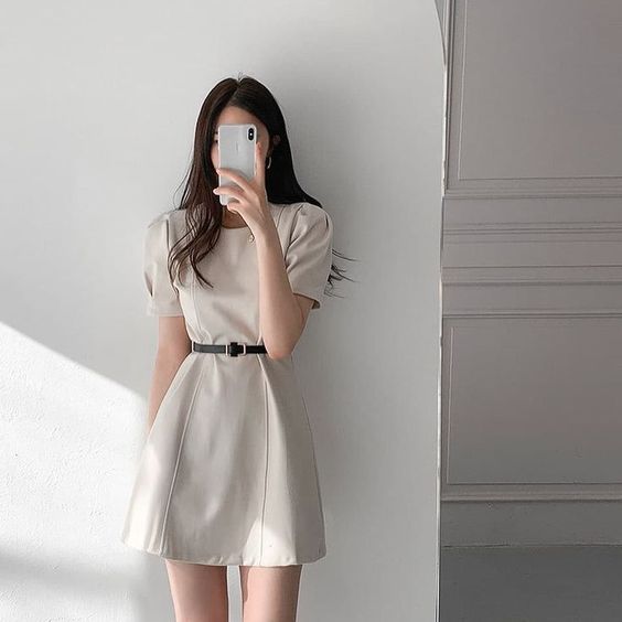在约会时最佳的穿搭款式就是连衣裙和衬衫,选择简约的一件套连衣裙,记得颜色要偏浅色系的就完美啦