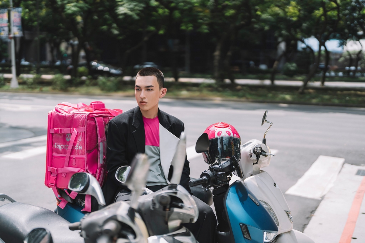 斜杠青年韩颉2019年已经开始跑外送。一直怀揣着模特梦想。